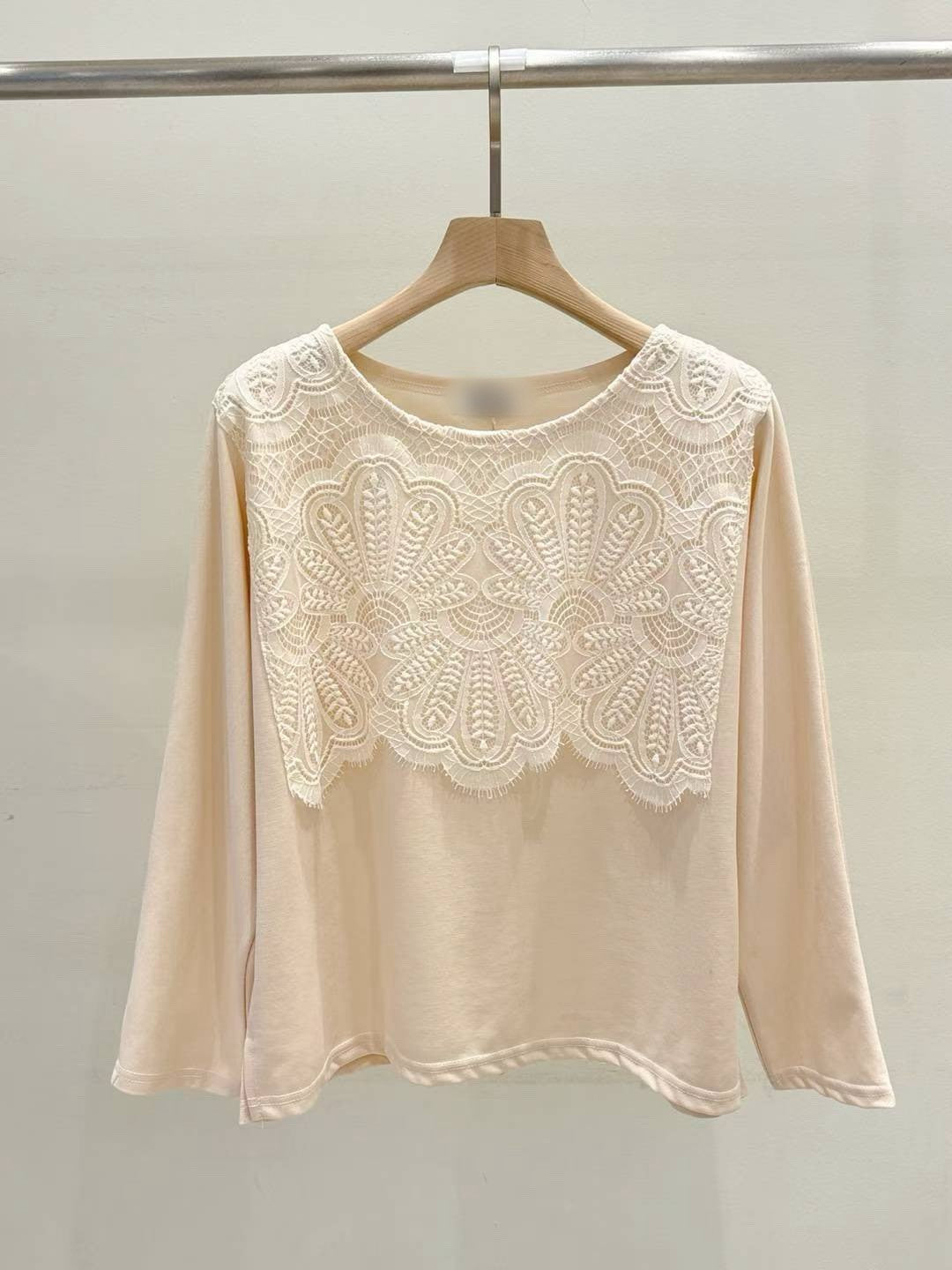 10B114 前襟大片蕾絲彈性棉上衣