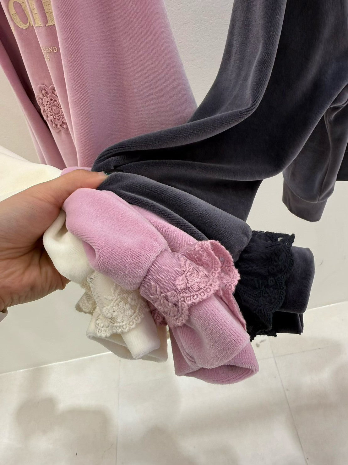 10B205 絨面字母拼蕾絲花朵上衣