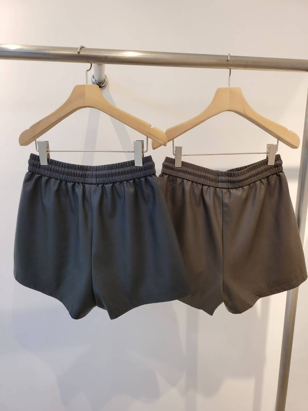 10A103 口袋鬆緊腰皮短褲