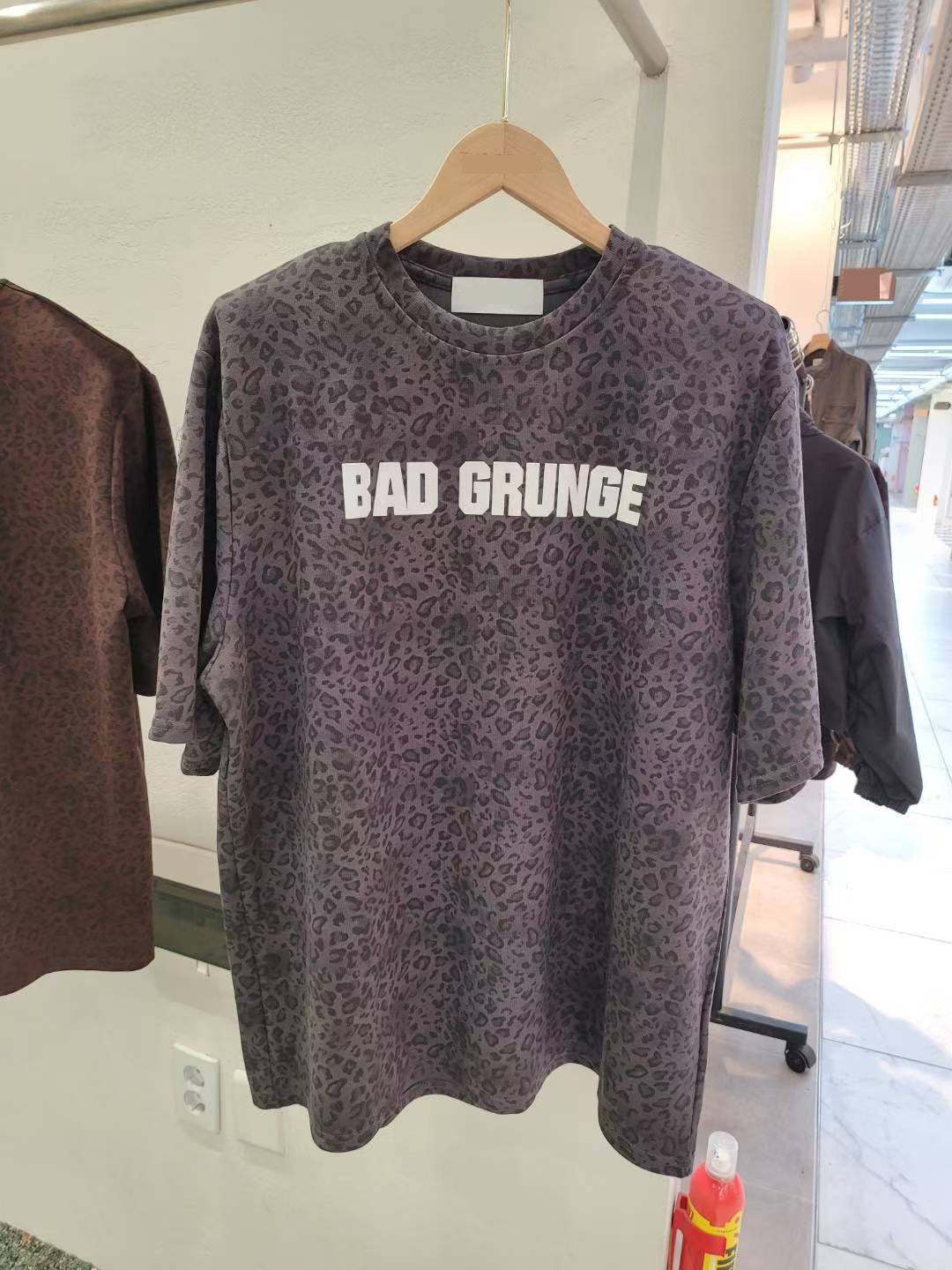 10A109 豹紋字母長版短T