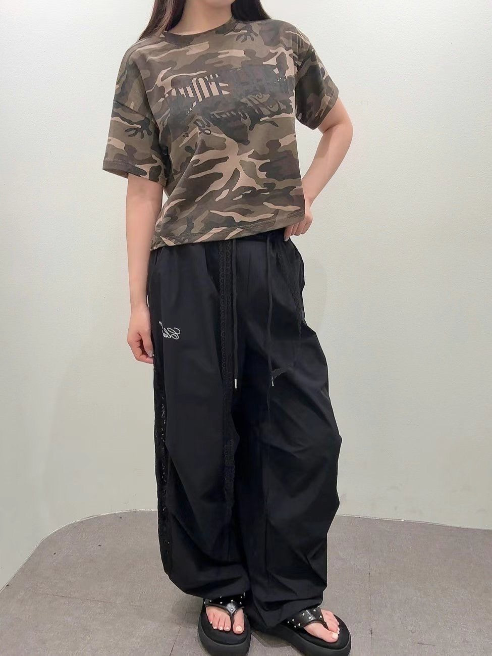 7A111 涼感迷彩字母短版T