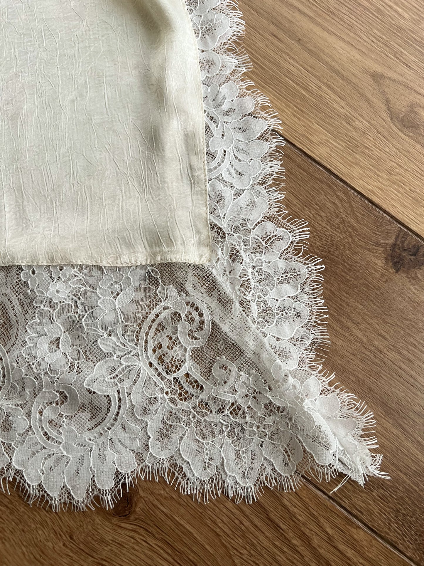 ST4528 細帶拚蕾絲緞面背心