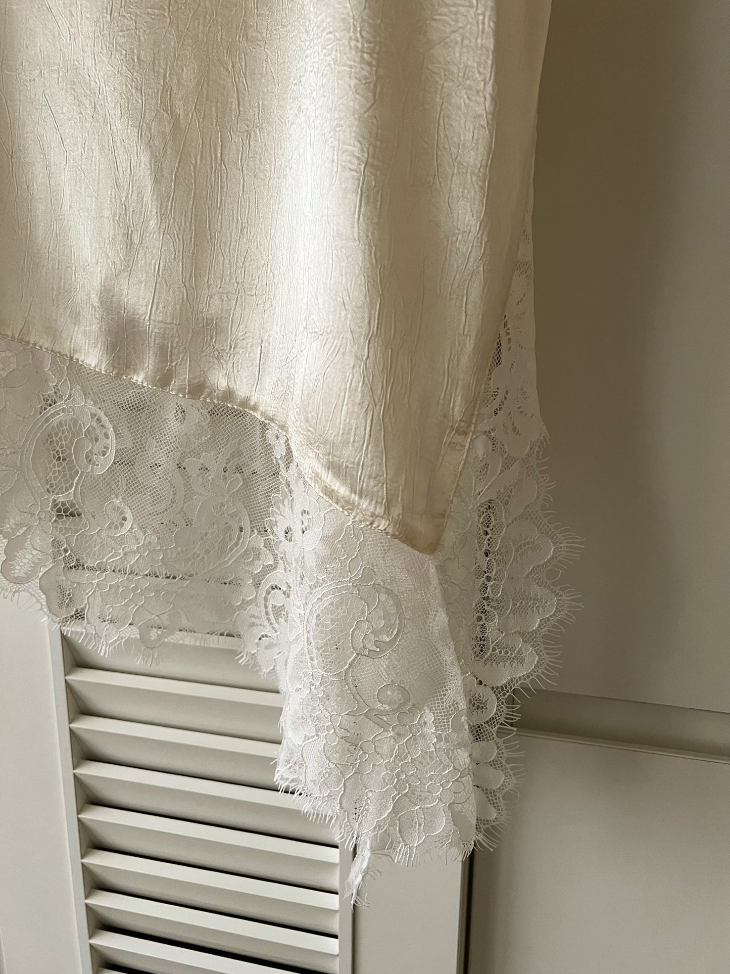 ST4528 細帶拚蕾絲緞面背心