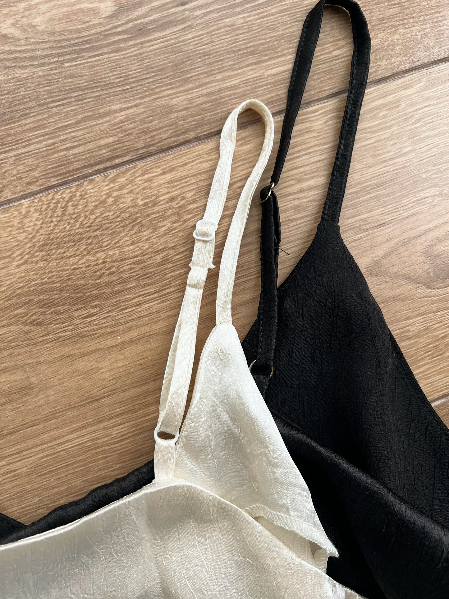 ST4528 細帶拚蕾絲緞面背心