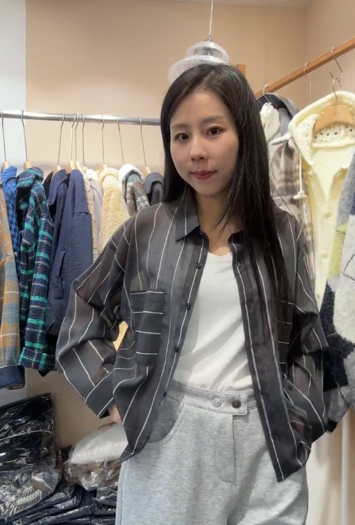 10A211 透膚感細條紋短版襯衫