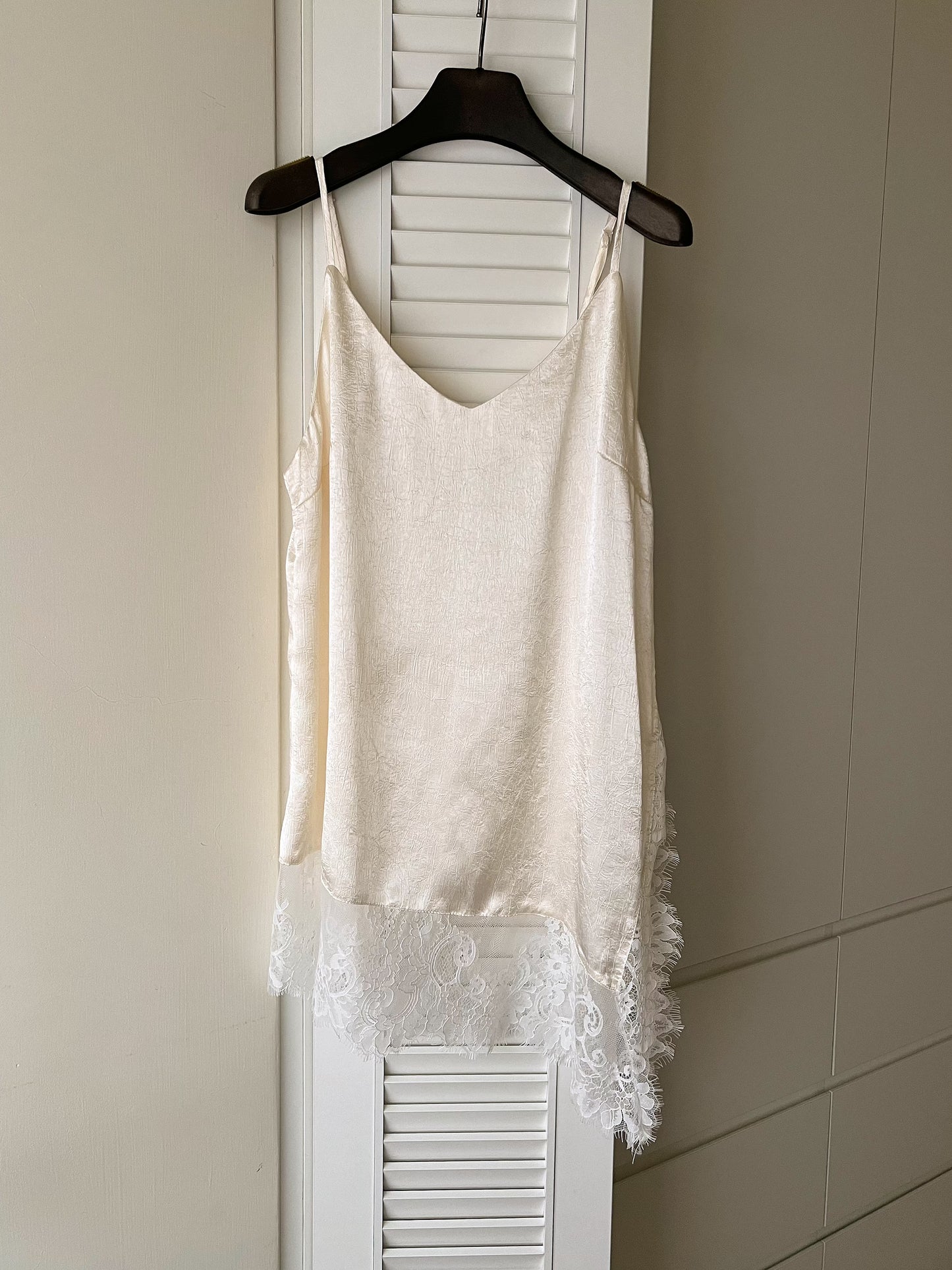 ST4528 細帶拚蕾絲緞面背心