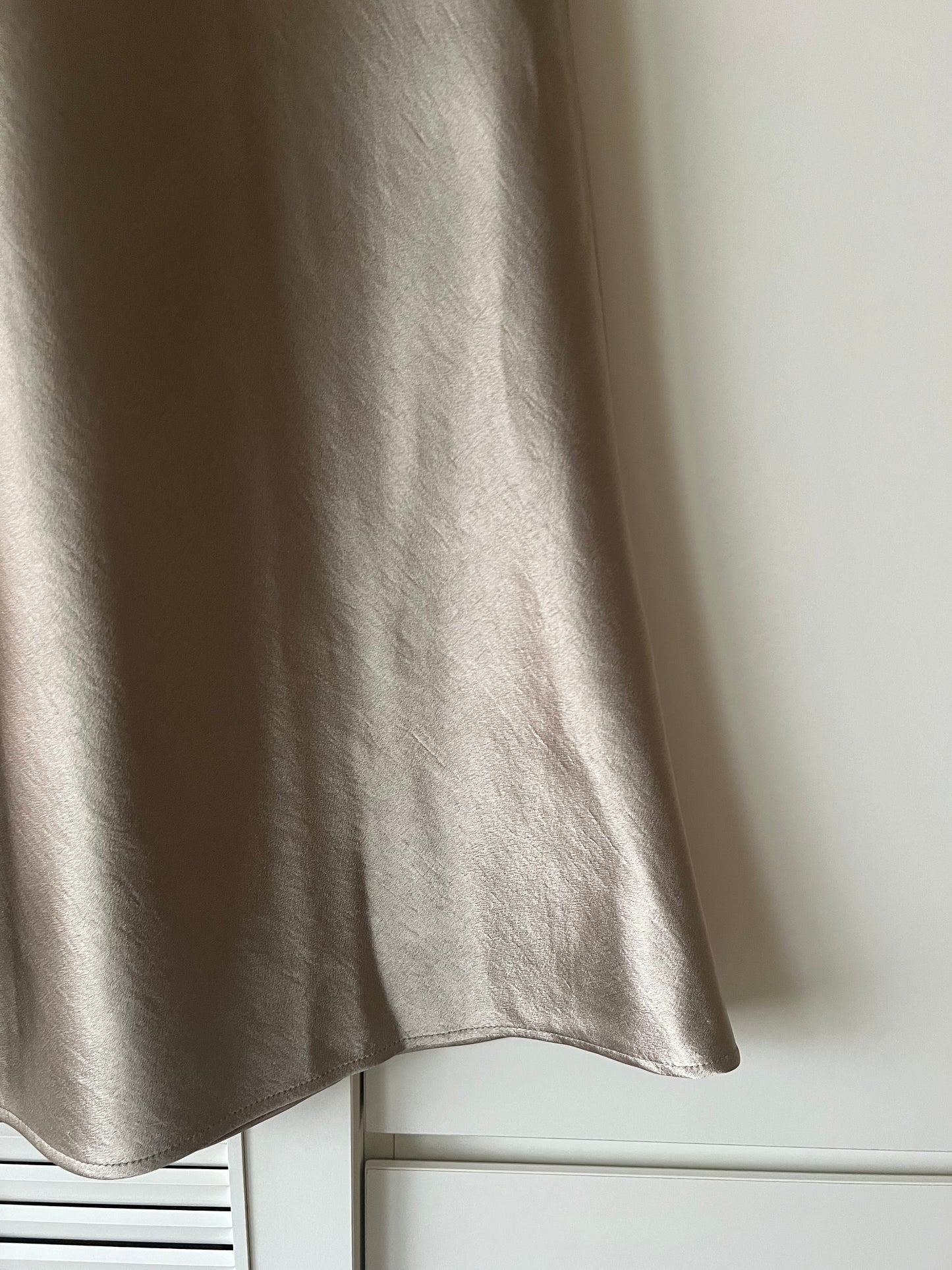 KL1045 珠光緞面長裙