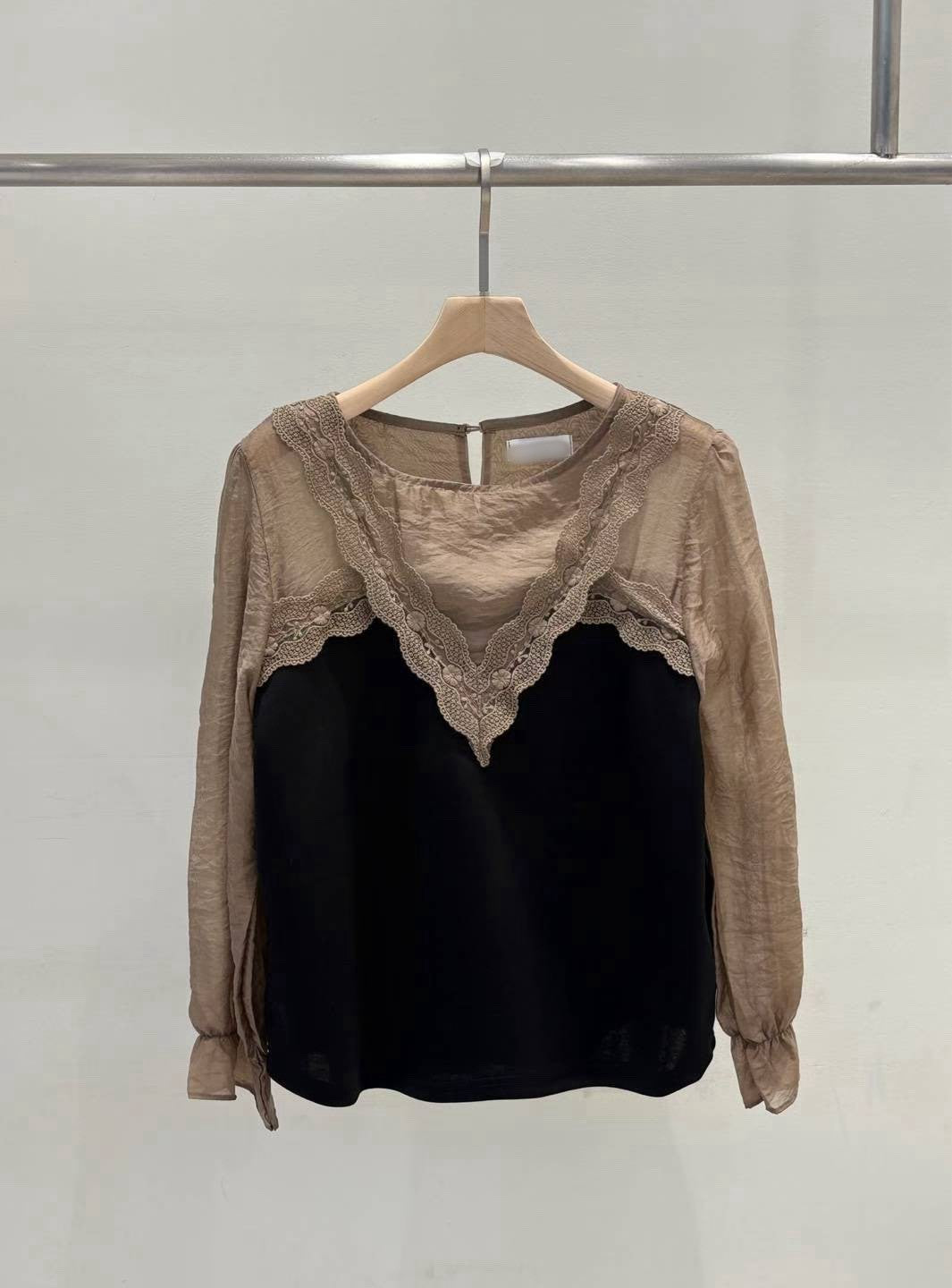 10B113 前襟V領蕾絲拚袖雪紡上衣