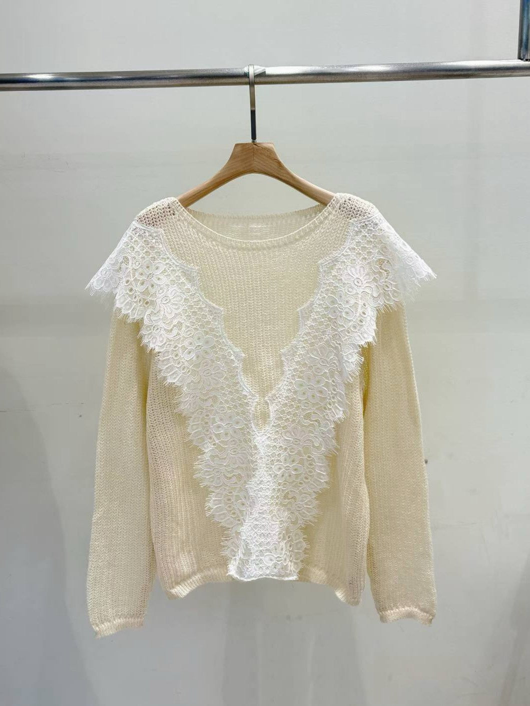 10B115 大V蕾絲圓領針織衫