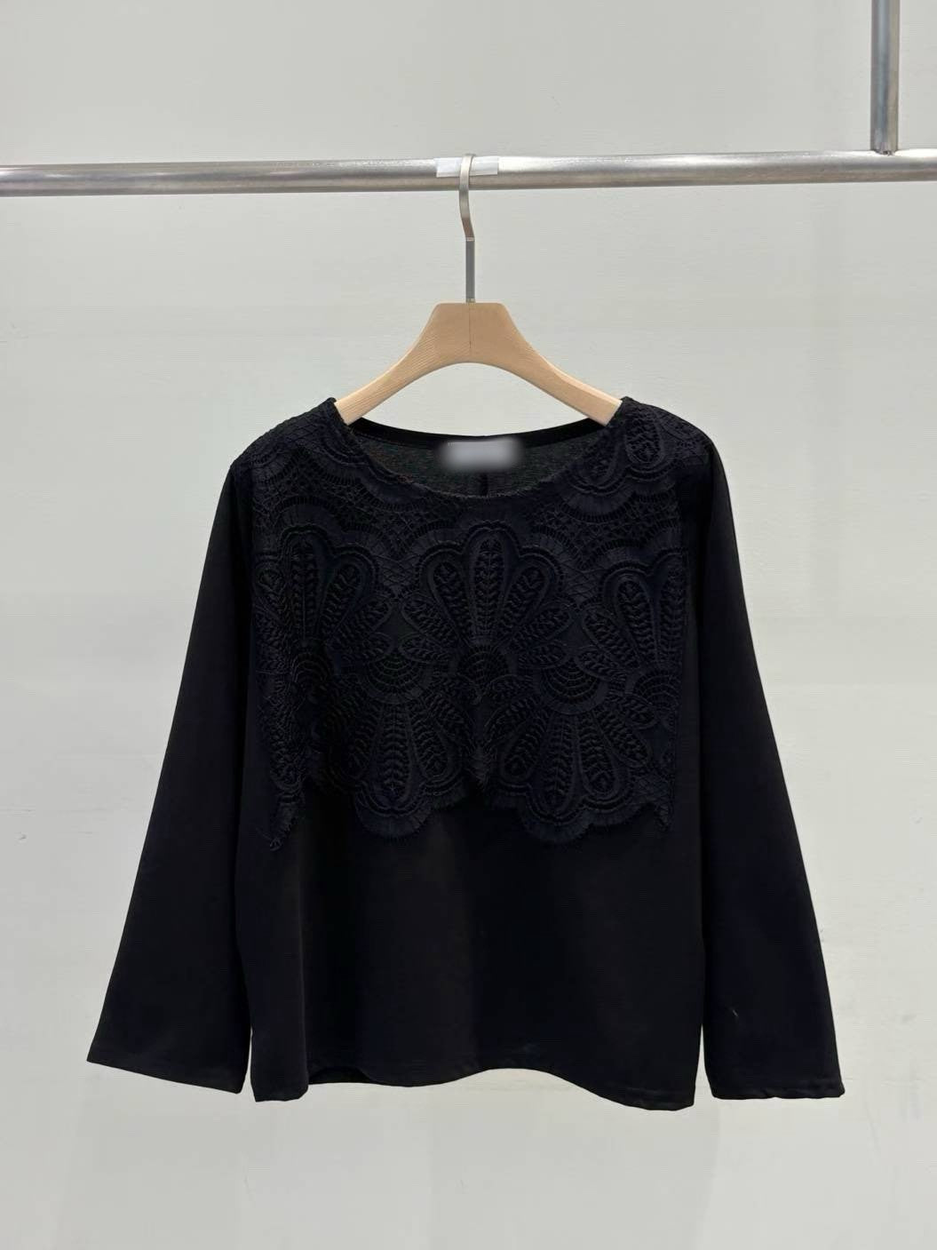 10B114 前襟大片蕾絲彈性棉上衣