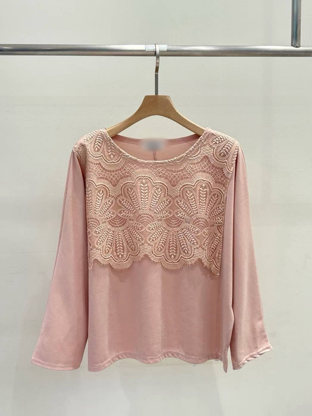 10B114 前襟大片蕾絲彈性棉上衣