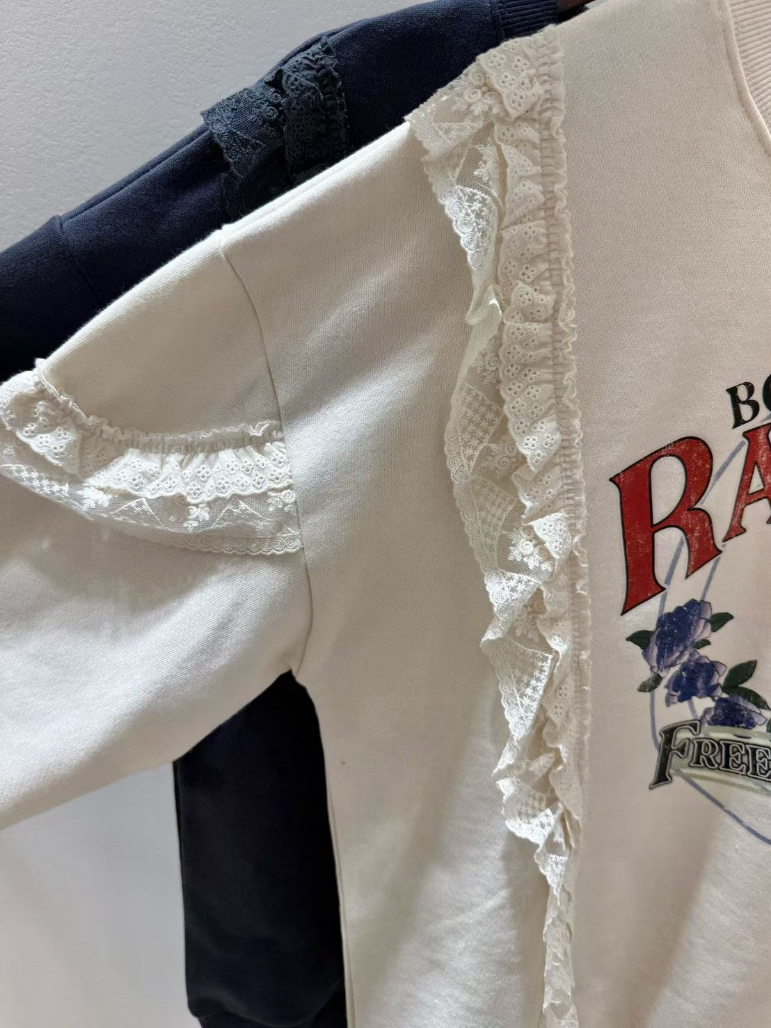 10B217 荷葉蕾絲玫瑰花衛衣(內磨毛)