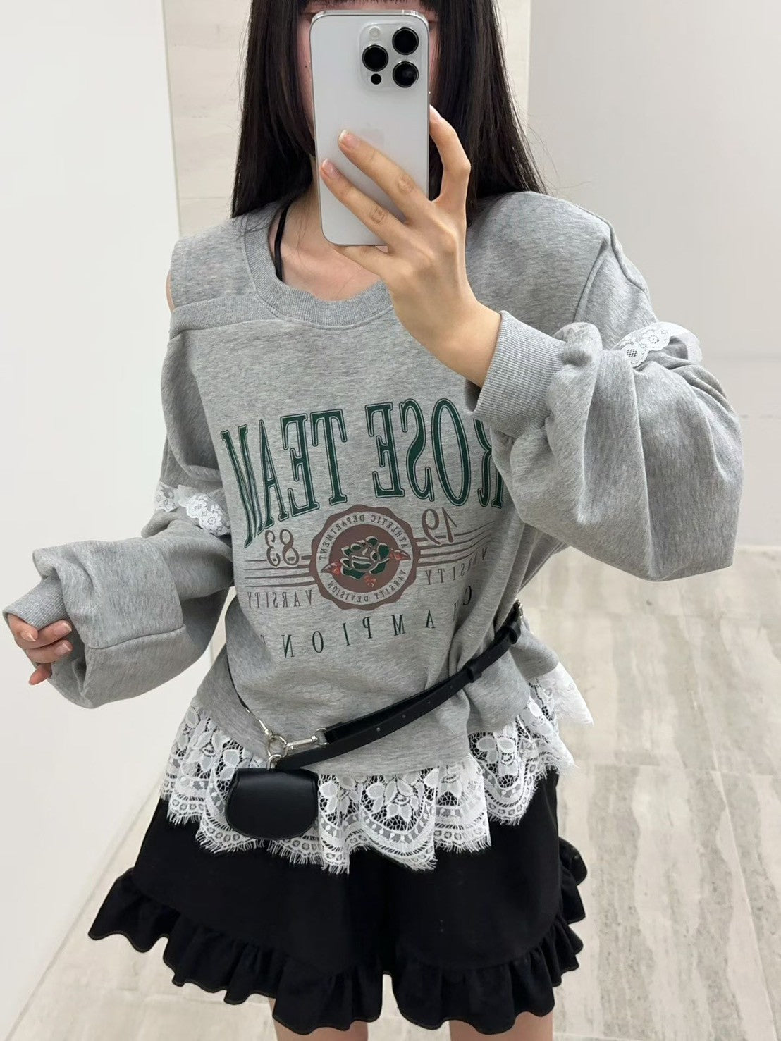 10B202 下擺蕾絲肩挖空薄棉上衣