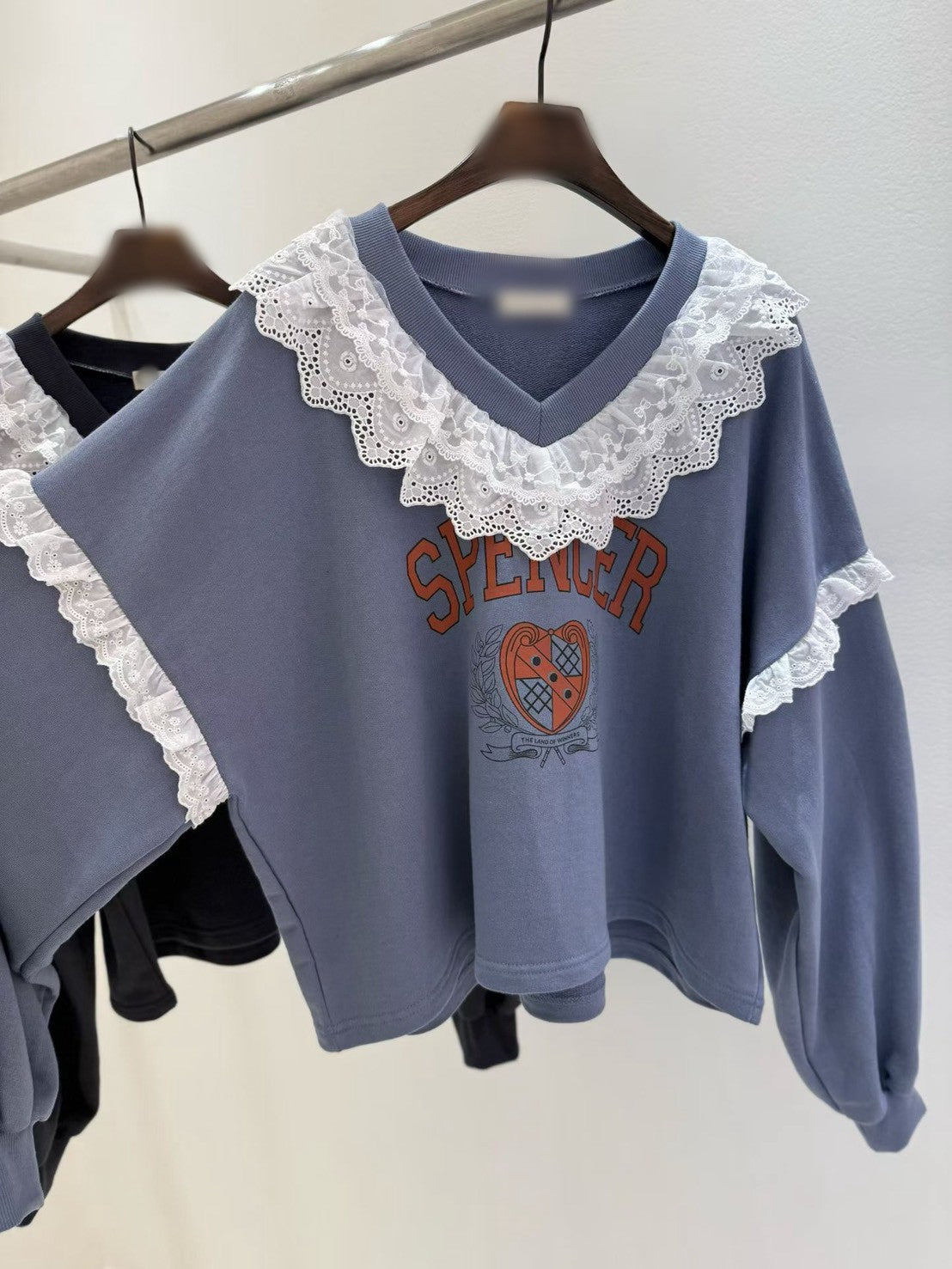 10B208 V領白色布蕾絲衛衣