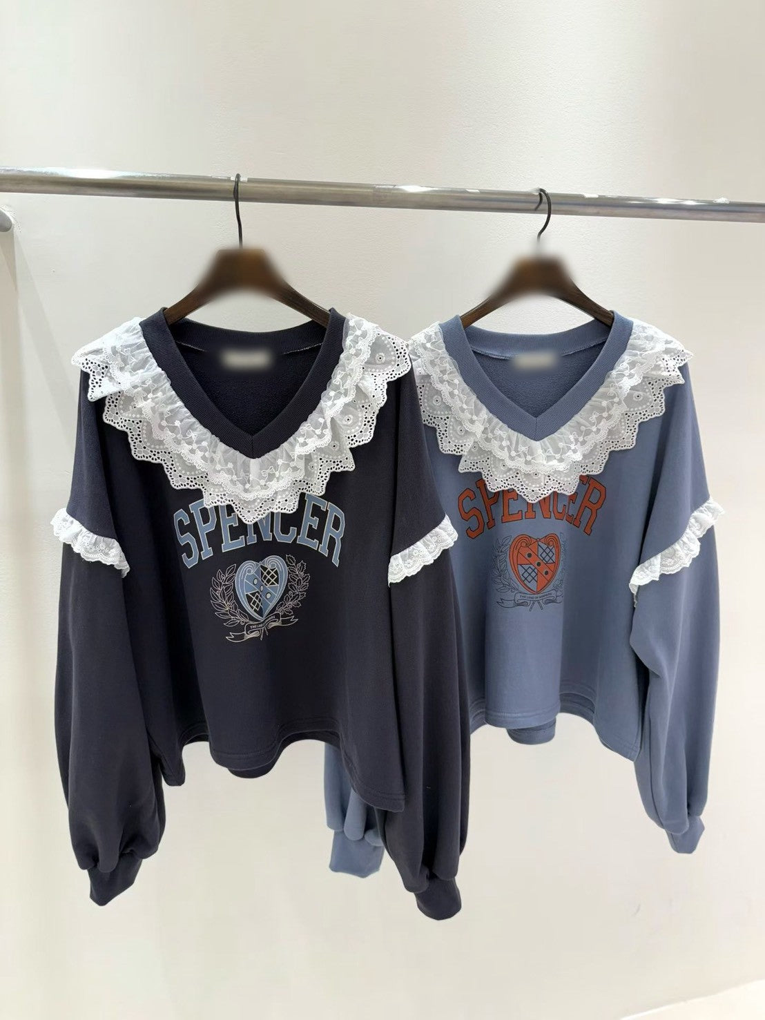 10B208 V領白色布蕾絲衛衣