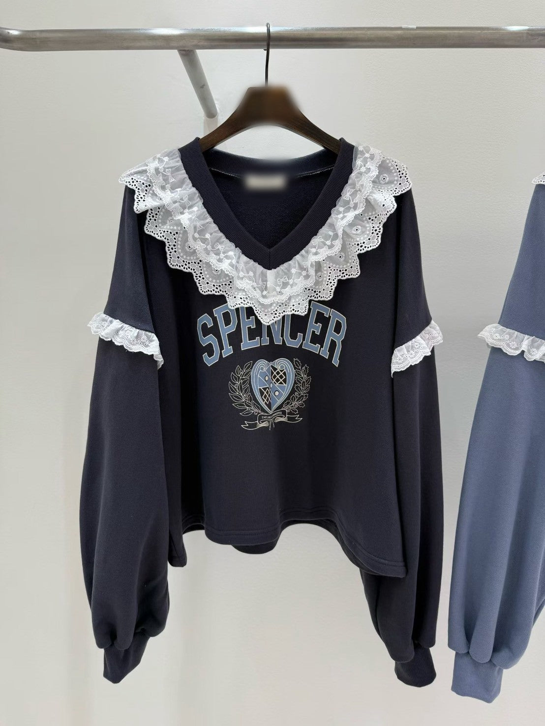 10B208 V領白色布蕾絲衛衣