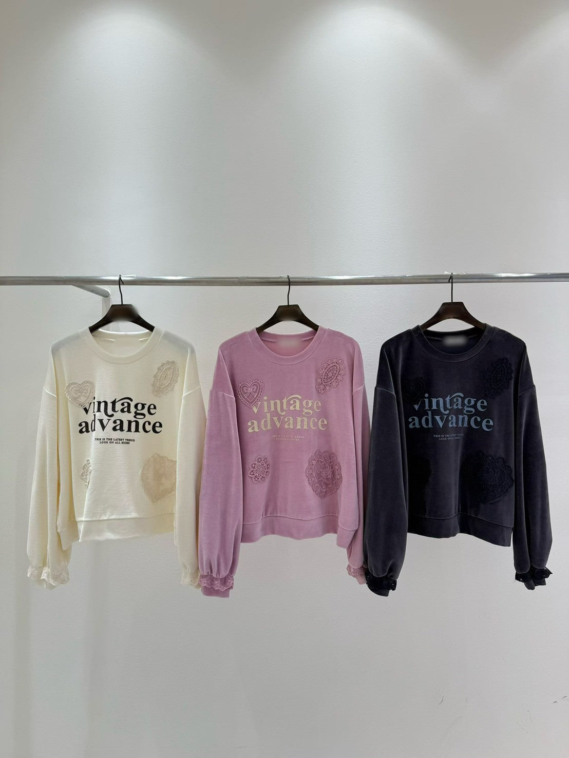 10B205 絨面字母拼蕾絲花朵上衣