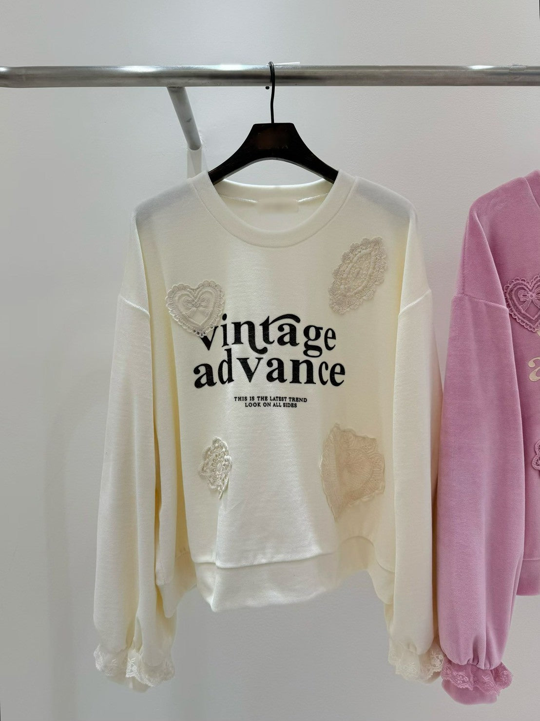 10B205 絨面字母拼蕾絲花朵上衣