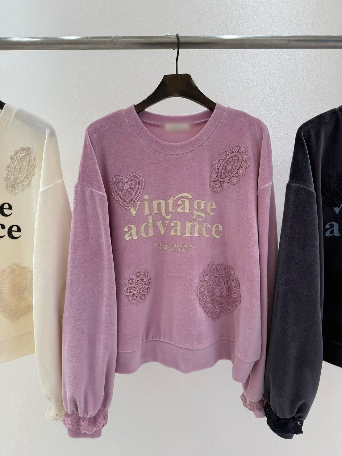 10B205 絨面字母拼蕾絲花朵上衣