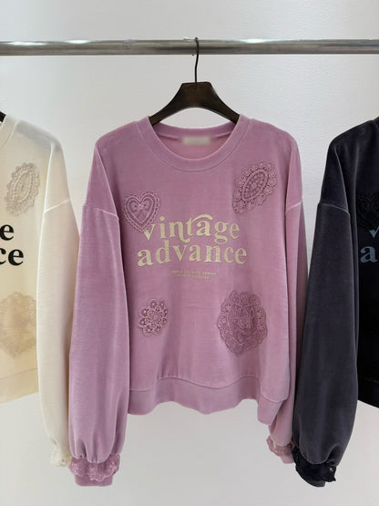 10B205 絨面字母拼蕾絲花朵上衣