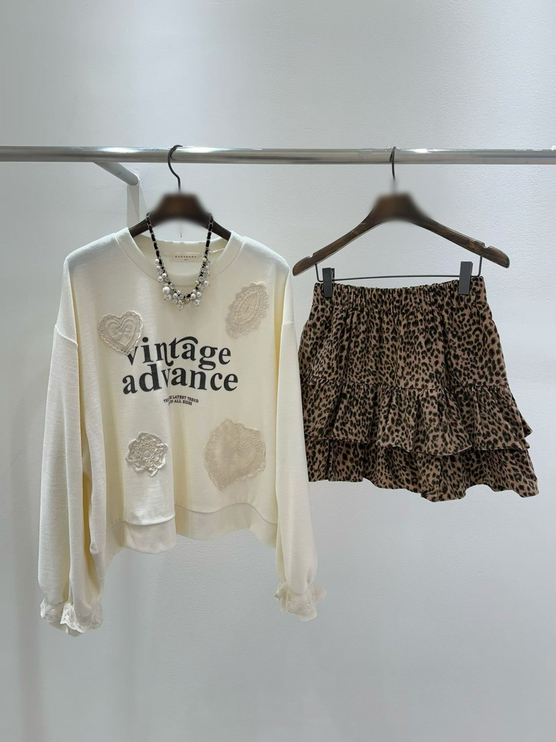 10B205 絨面字母拼蕾絲花朵上衣