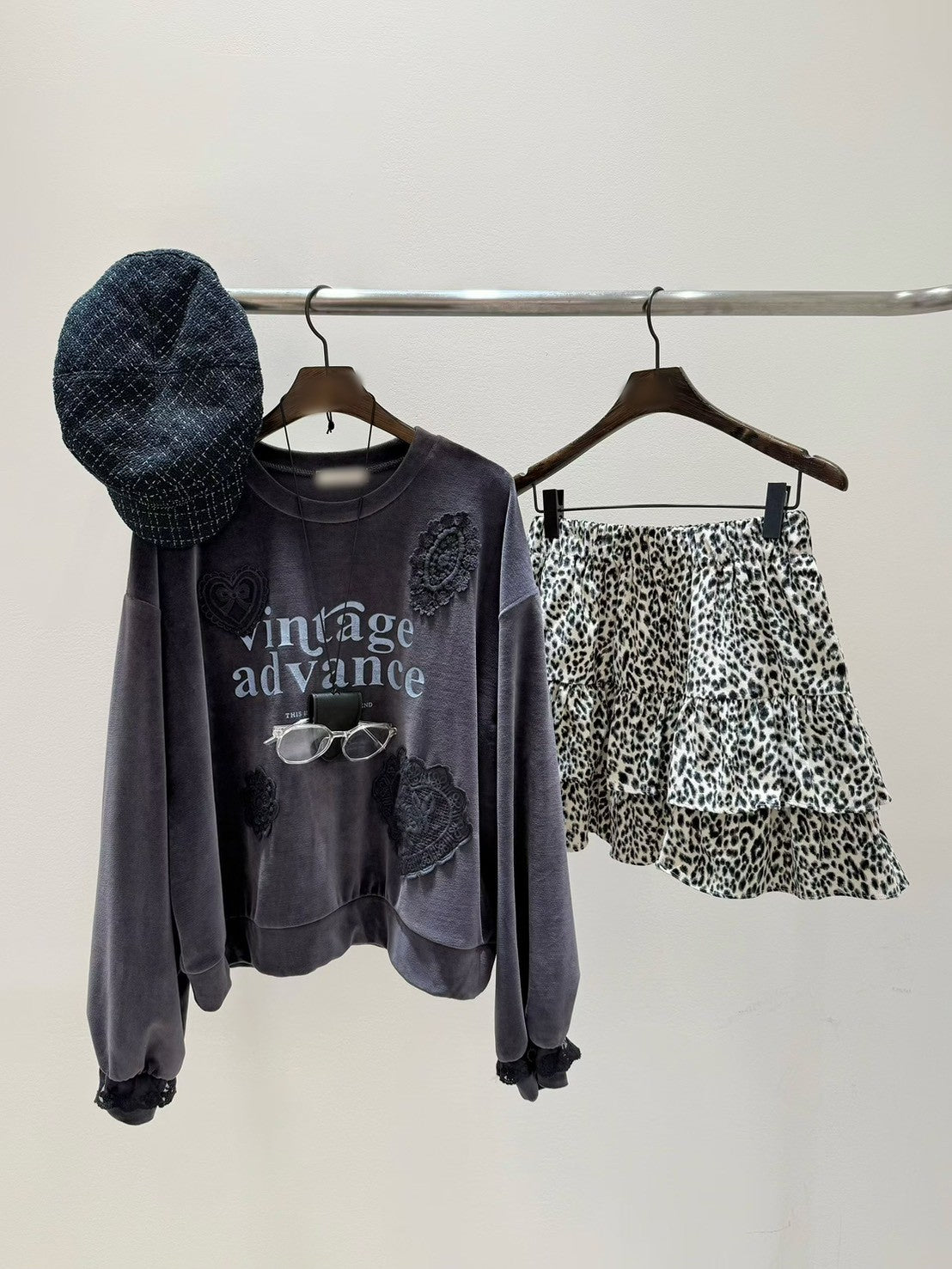 10B205 絨面字母拼蕾絲花朵上衣