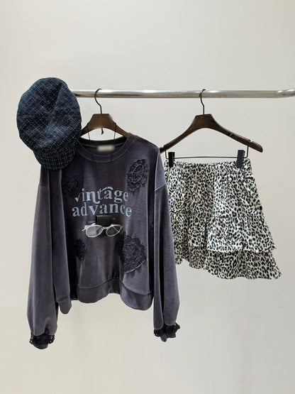 10B205 絨面字母拼蕾絲花朵上衣