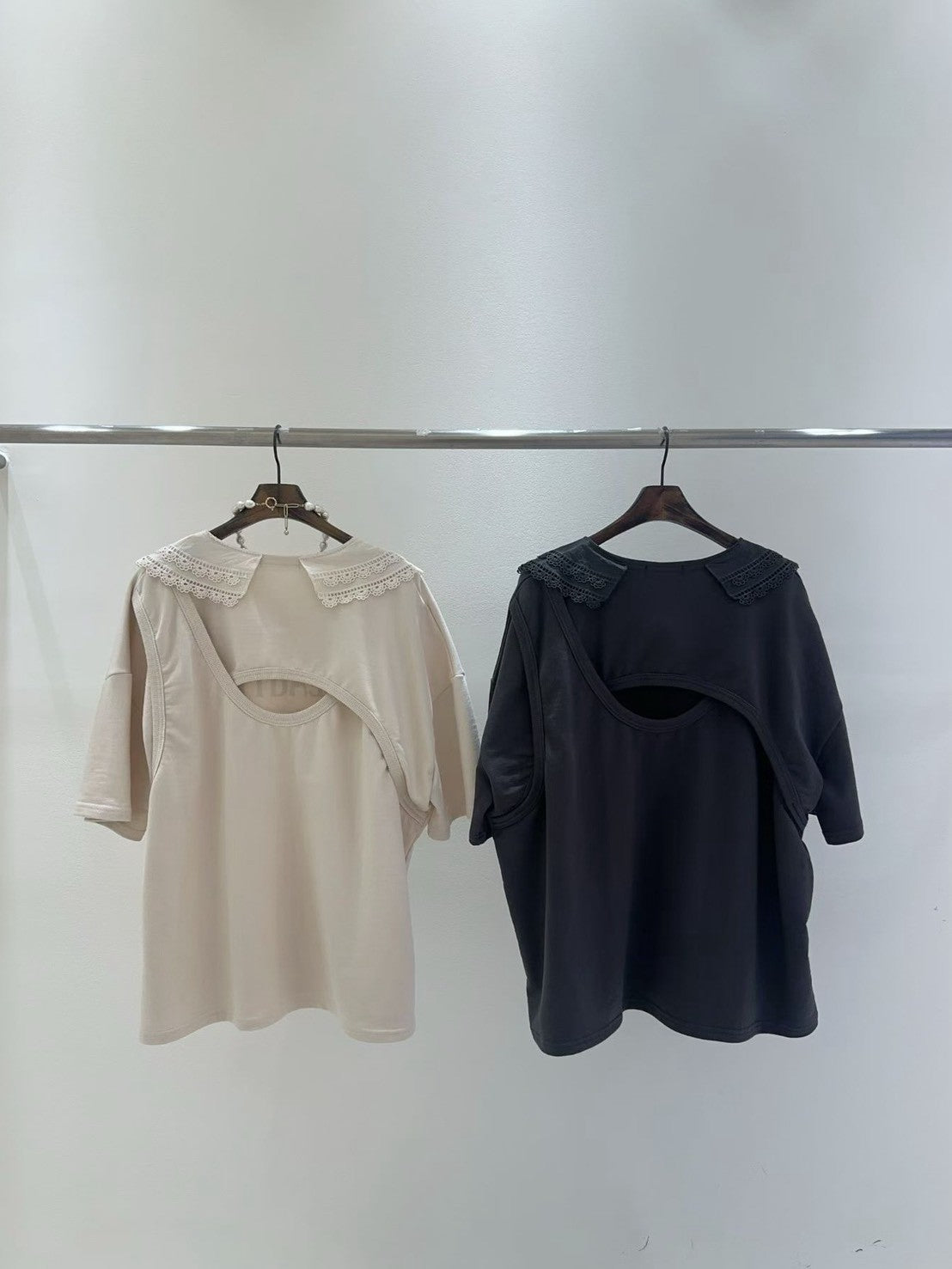 10B201 蕾絲領貓咪後簍空短袖T