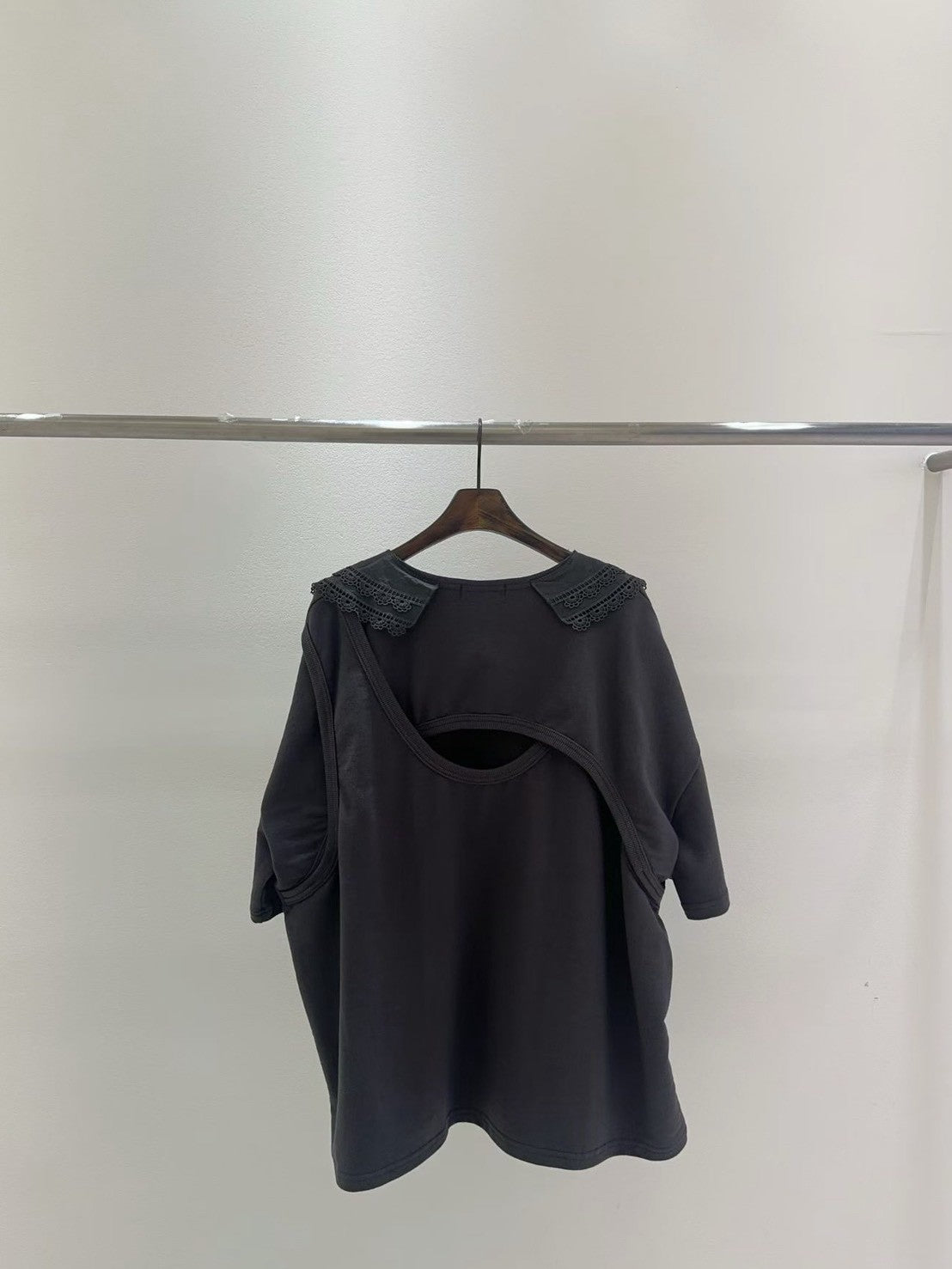 10B201 蕾絲領貓咪後簍空短袖T