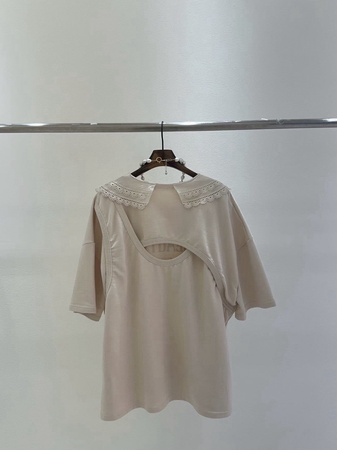 10B201 蕾絲領貓咪後簍空短袖T