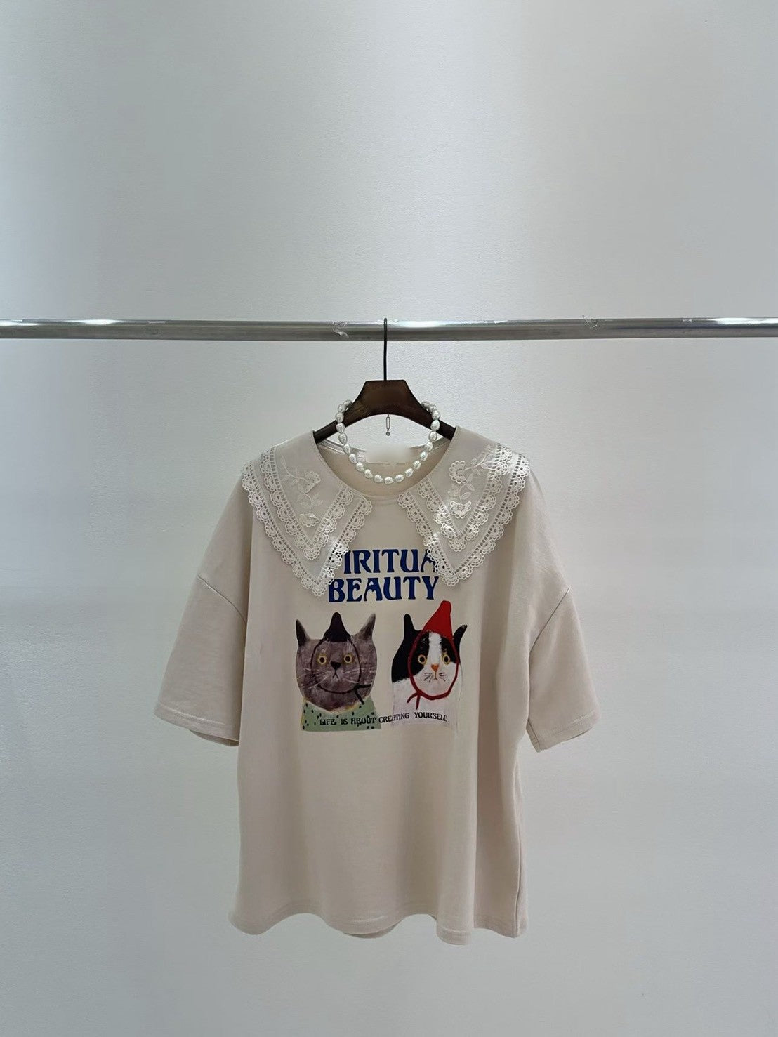 10B201 蕾絲領貓咪後簍空短袖T