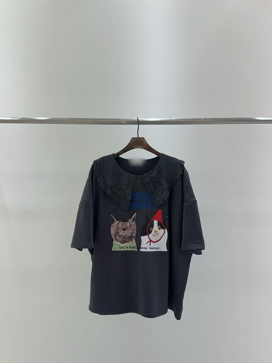 10B201 蕾絲領貓咪後簍空短袖T