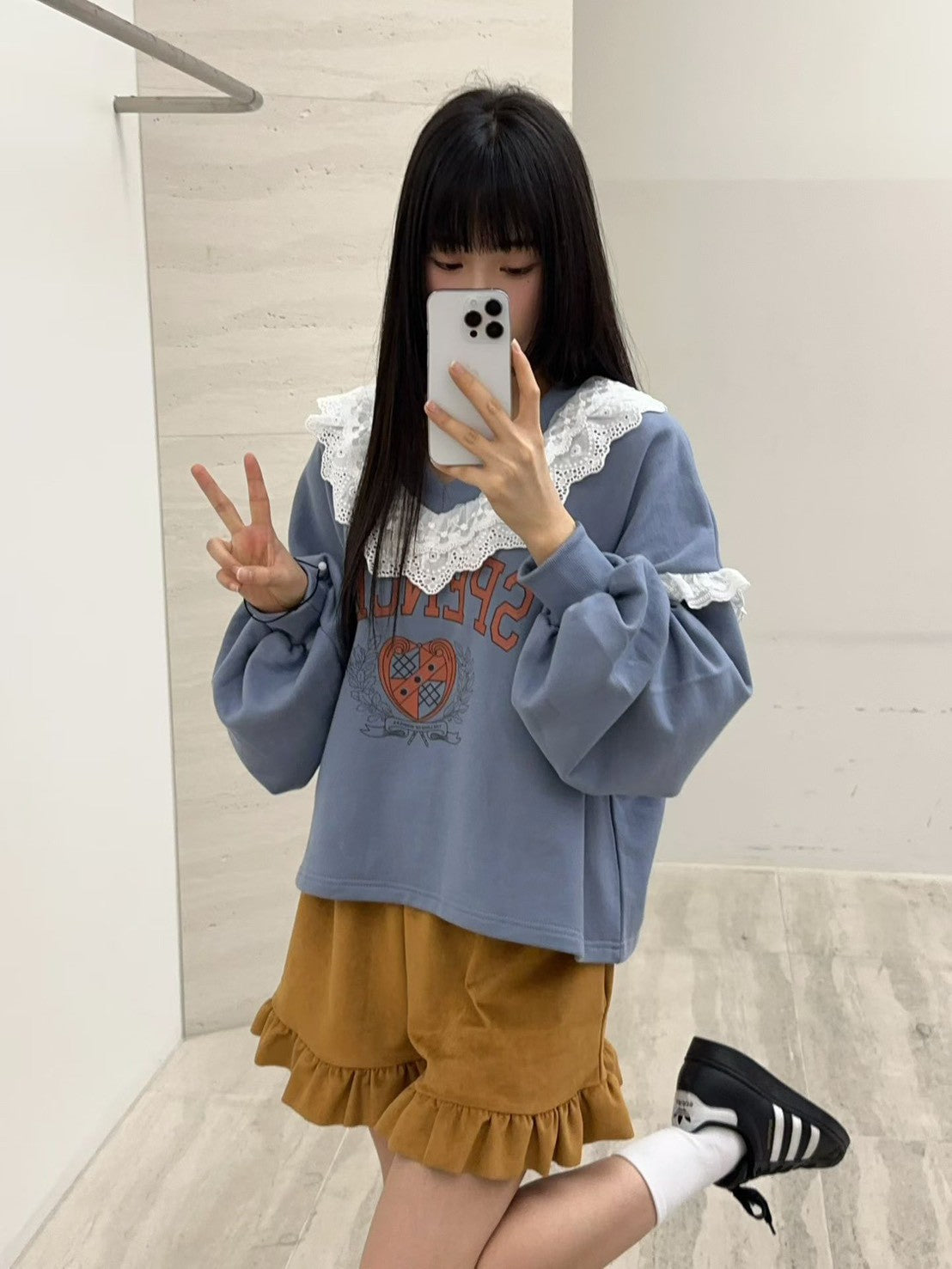 10B208 V領白色布蕾絲衛衣