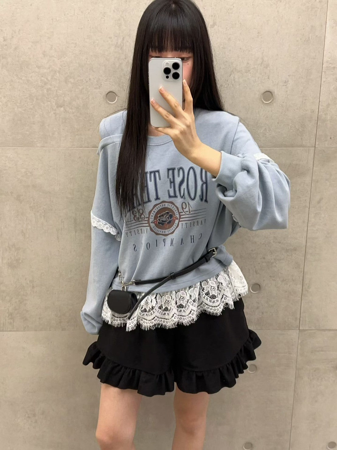 10B202 下擺蕾絲肩挖空薄棉上衣