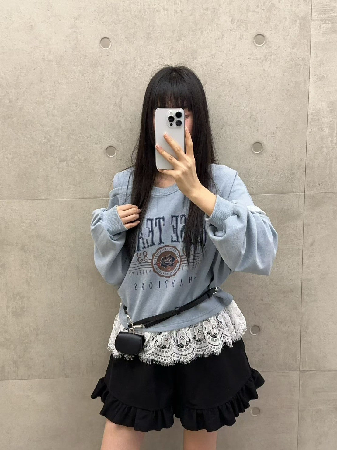 10B202 下擺蕾絲肩挖空薄棉上衣