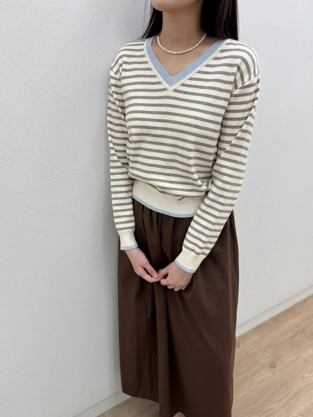10C205 滾邊V領橫條針織衫