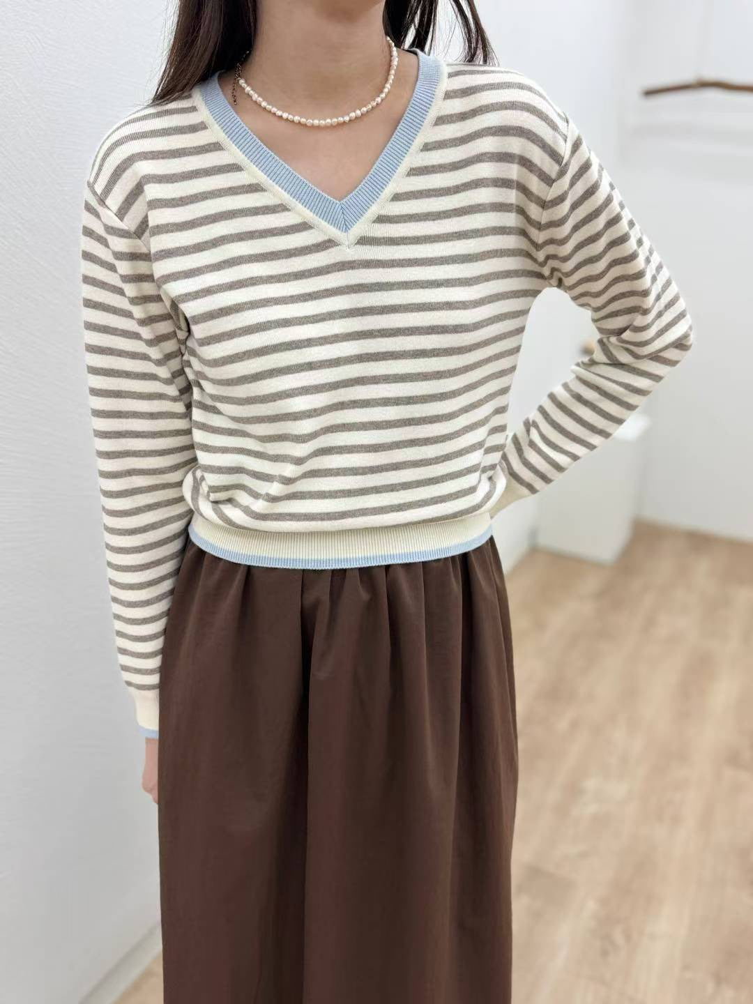 10C205 滾邊V領橫條針織衫