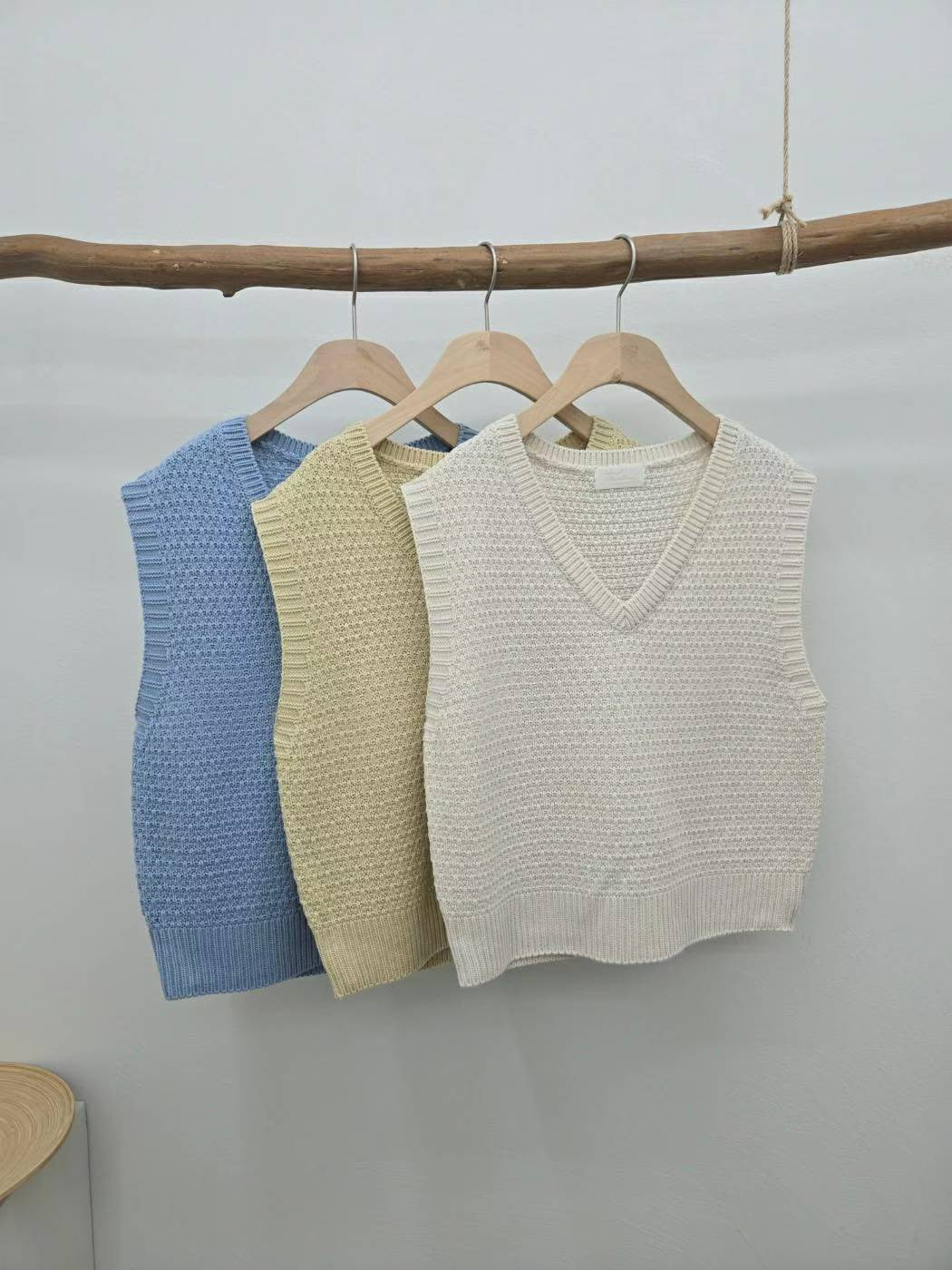 10C217 菱格紋V領針織背心