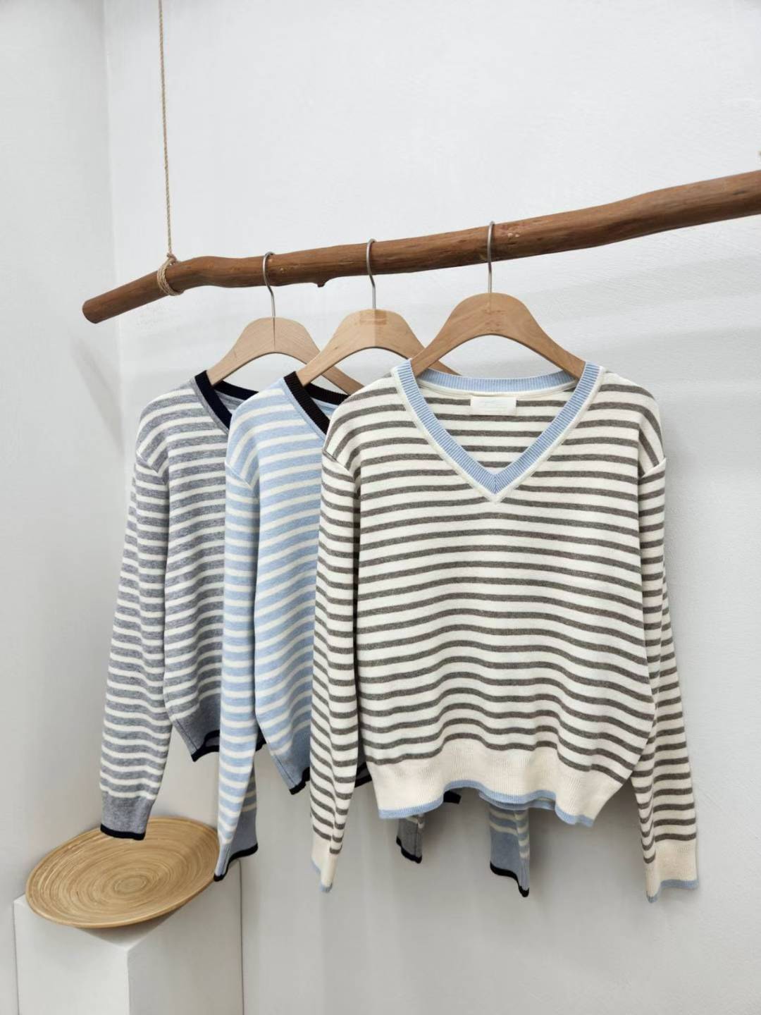 10C205 滾邊V領橫條針織衫