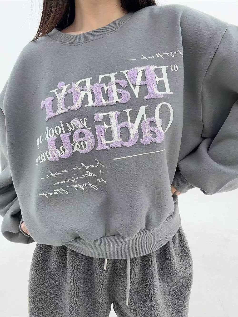 12A107 毛毛字母大學T(內磨毛)