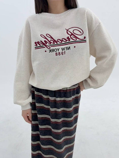 12A103 電繡草寫字母大學T(內磨毛)