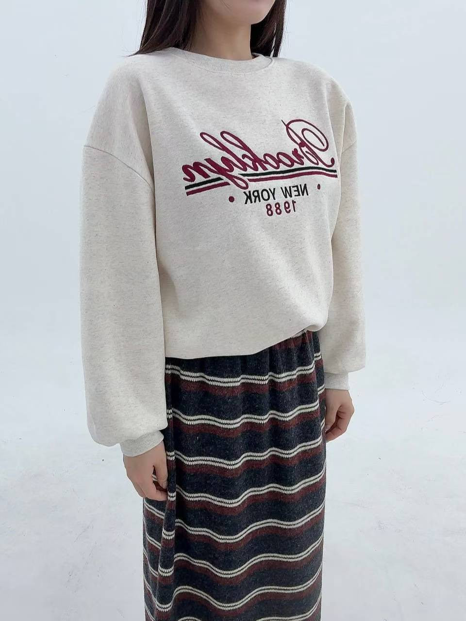 12A103 電繡草寫字母大學T(內磨毛)