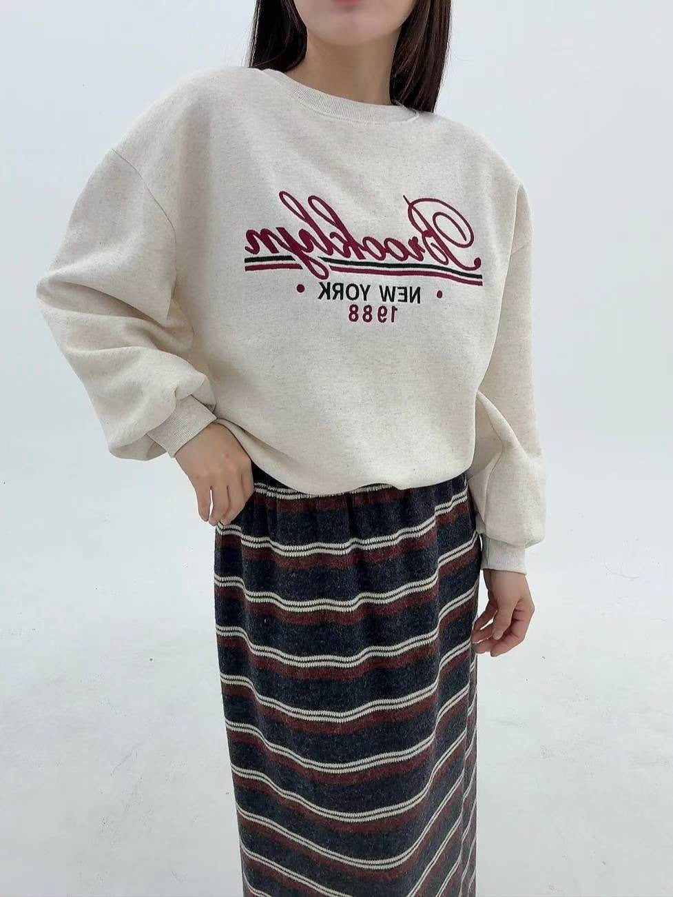 12A103 電繡草寫字母大學T(內磨毛)