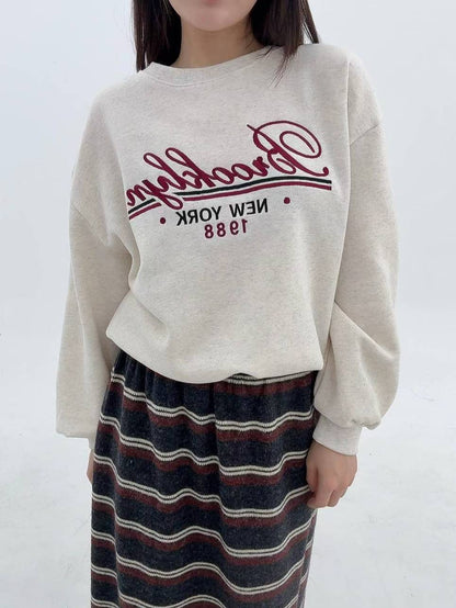 12A103 電繡草寫字母大學T(內磨毛)