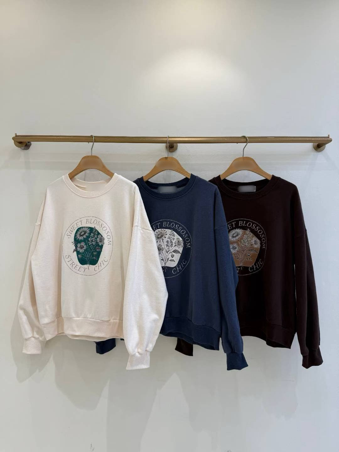 12A112 花束圓LOGO大學T(內磨毛)