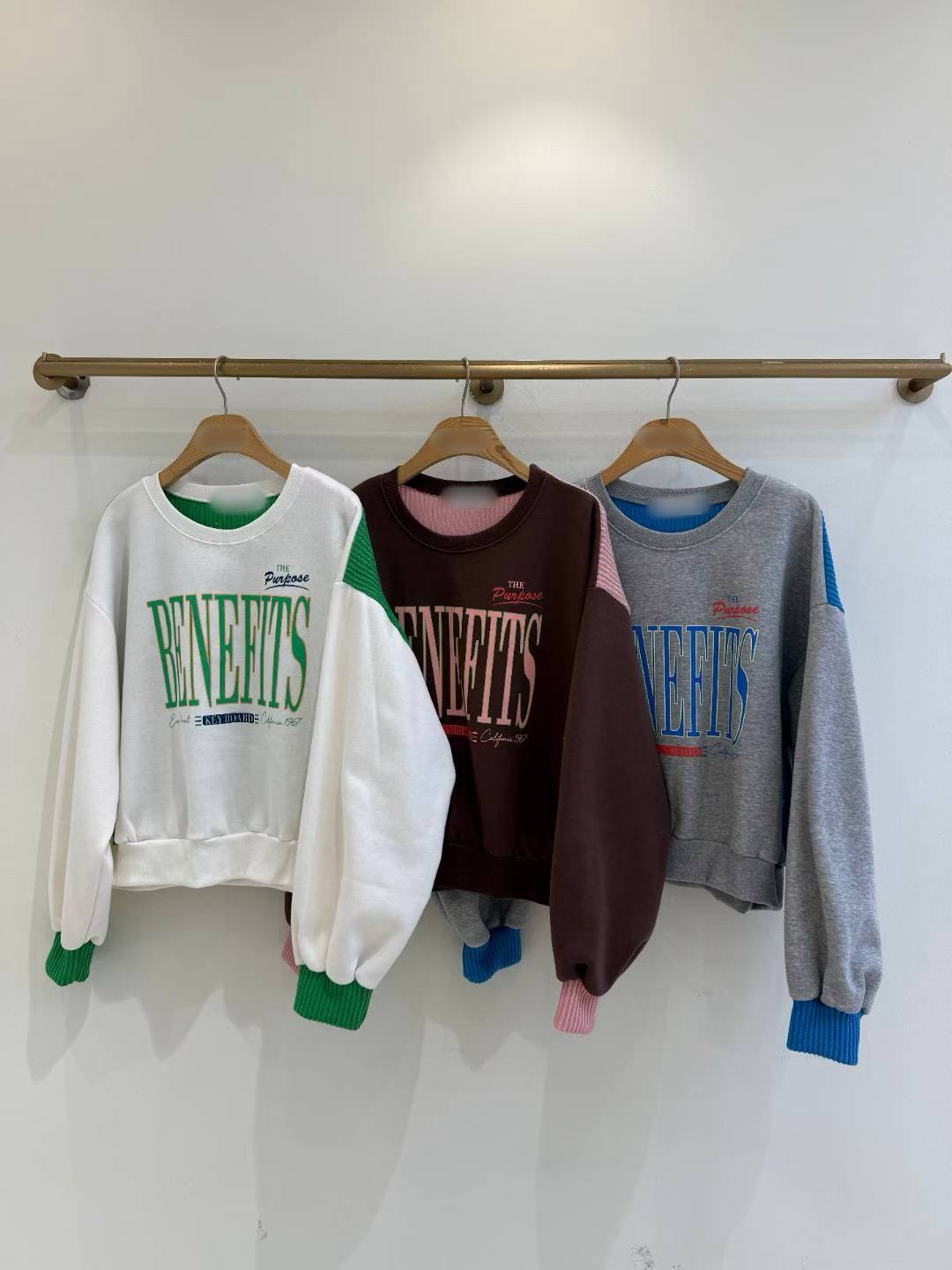 12A101 背後異材質配色大學T(內磨毛)