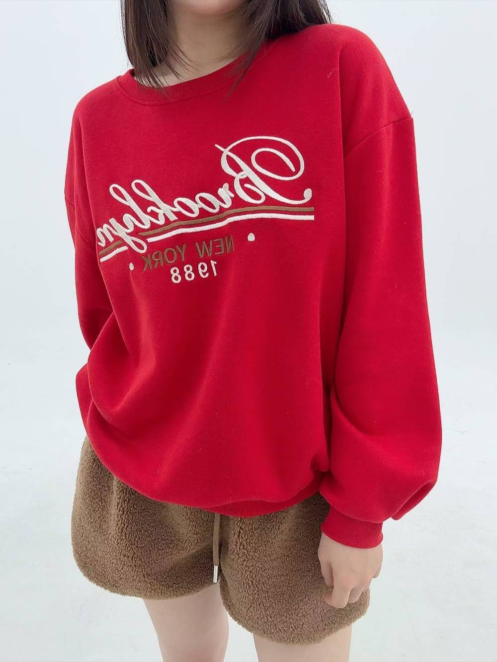 12A103 電繡草寫字母大學T(內磨毛)