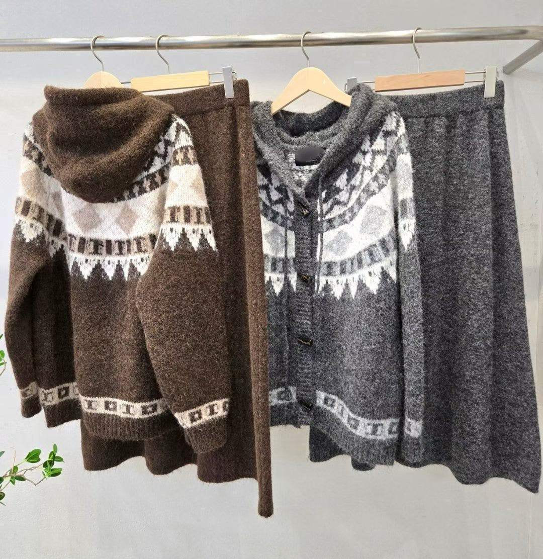 12A205 圖騰連帽牛角扣外套+A字裙毛料套裝