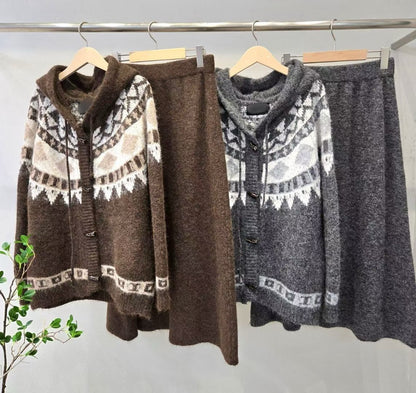 12A205 圖騰連帽牛角扣外套+A字裙毛料套裝