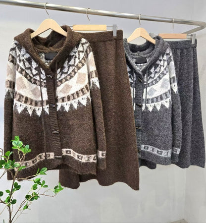 12A205 圖騰連帽牛角扣外套+A字裙毛料套裝